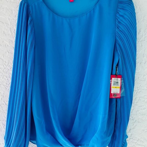 NEW Elegant Vince  Camuto Blouse with pleated sleeves! - Picture 4 of 8